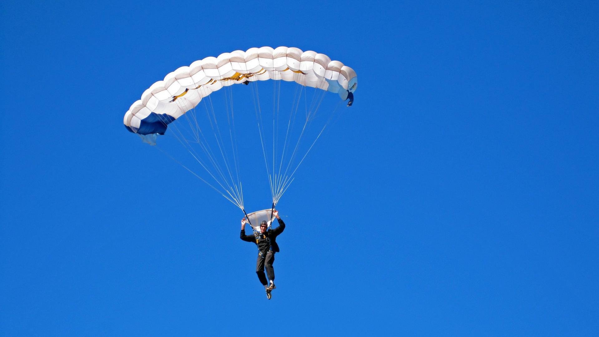 _青少年自行车骑行节：绿色出行新风尚_，青年自行车骑行活动