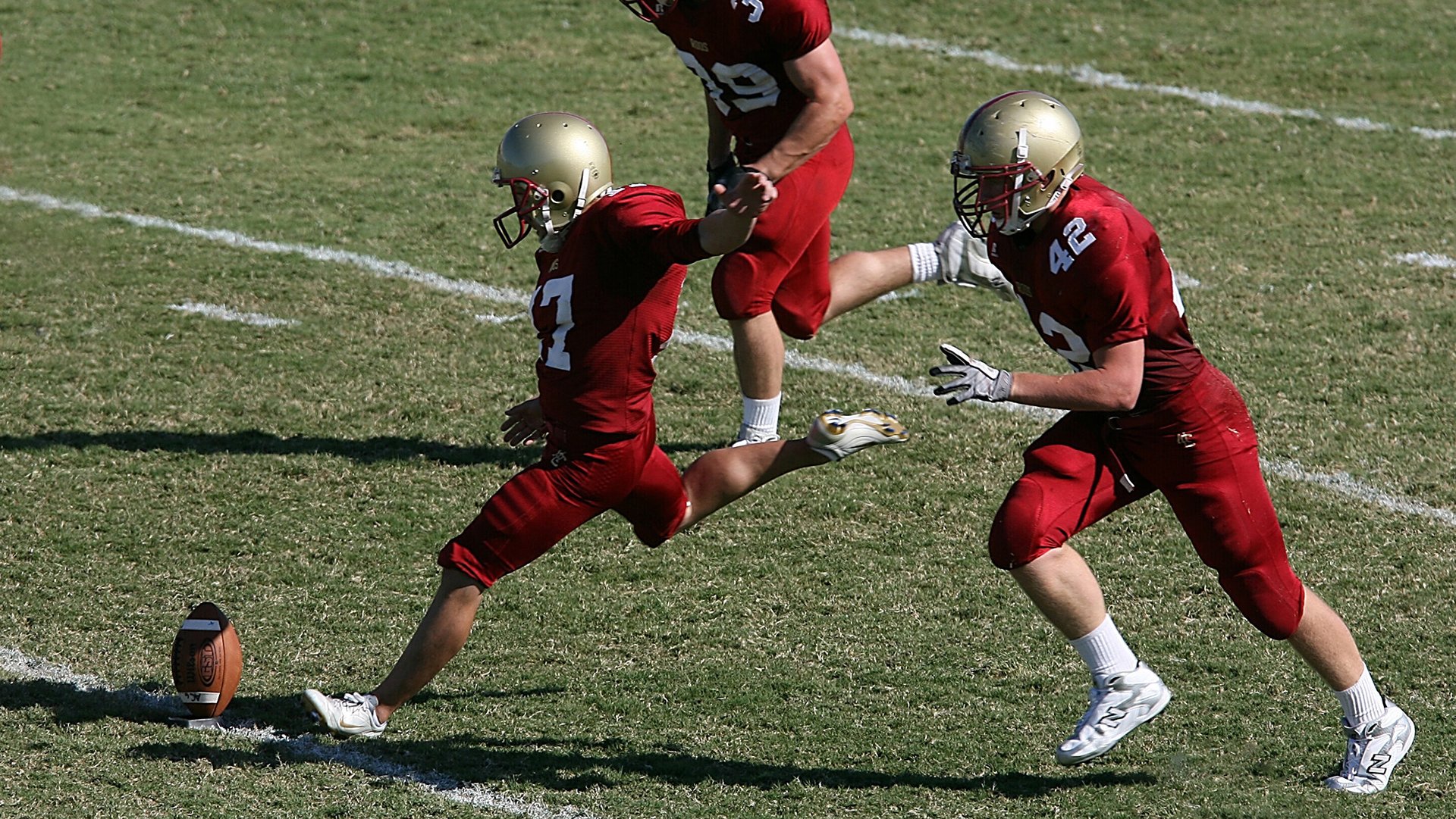 九游下载中心-车手飞跃障碍，一次罕见的极限挑战，赛车飞跃撞车